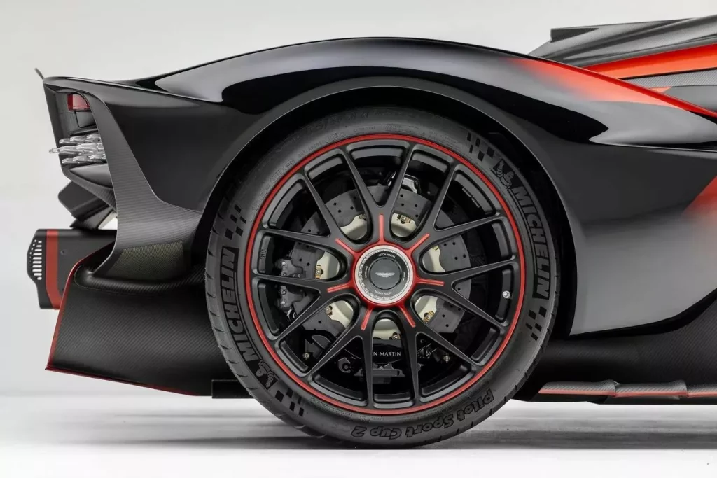 Comprar un Aston Martin Valkyrie por capricho, conducirlo 100 kilómetros y venderlo al día siguiente 17 Motor16 2024 Aston Martin Valkyrie 25 Motor16