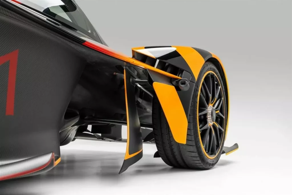 Comprar un Aston Martin Valkyrie por capricho, conducirlo 100 kilómetros y venderlo al día siguiente 15 Motor16 2024 Aston Martin Valkyrie 3 Motor16