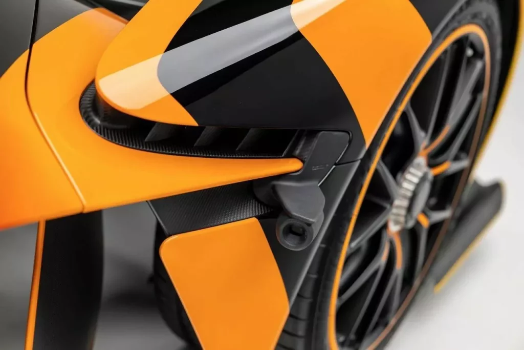 Comprar un Aston Martin Valkyrie por capricho, conducirlo 100 kilómetros y venderlo al día siguiente 16 Motor16 2024 Aston Martin Valkyrie 8 Motor16