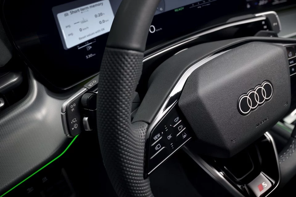 2025 Audi Q3. Interior. Imagen volante.