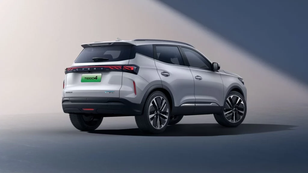 2025 Chery Tiggo 4 Hybrid. Ebro S400. Imagen trasera.