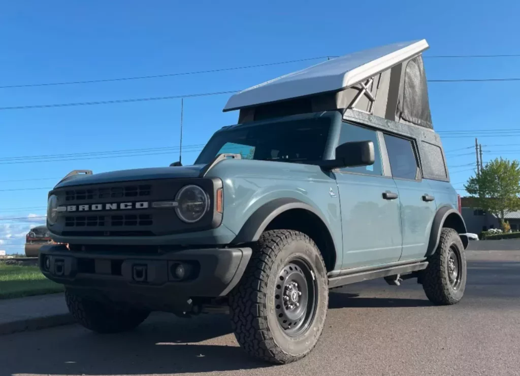 El Ford Bronco con complejo de California o Marco Polo cuesta un ojo de la cara 1 Motor16 2025 Ford Bronco Camper. Imagen delantera.