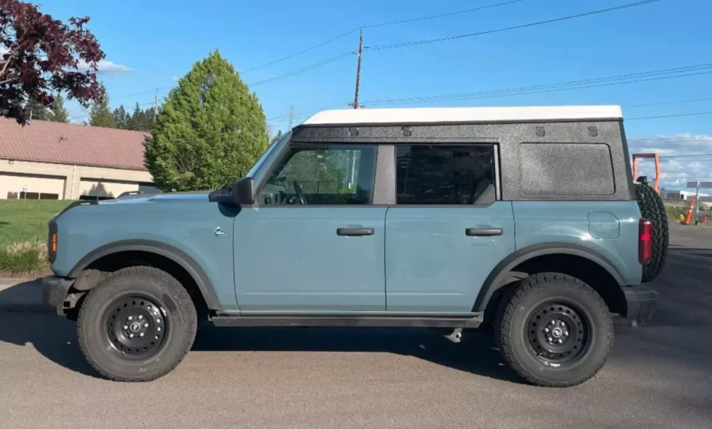 El Ford Bronco con complejo de California o Marco Polo cuesta un ojo de la cara 2 Motor16 2025 Ford Bronco Camper. Imagen lateral.