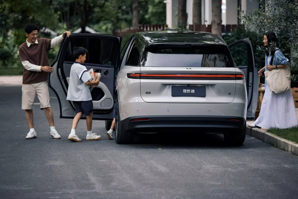 Li i8: Un Tesla Model X a precio de Tesla Model Y... con ayudas 3 Motor16 2025 Li i8. Imagen trasera.
