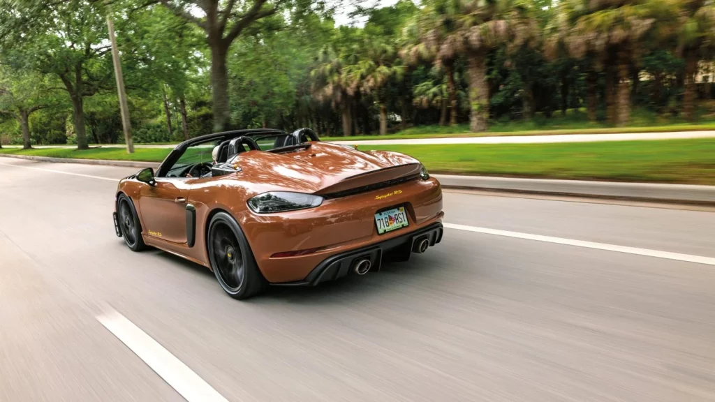2025 Porsche marrón Sepia colección. Imagen exterior.