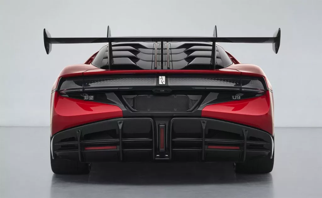 La versión extrema del YangWang U9 supera la potencia de tres motores de Bugatti 2 Motor16 2025 YangWang U9 Track Edition. Imagen trasera.