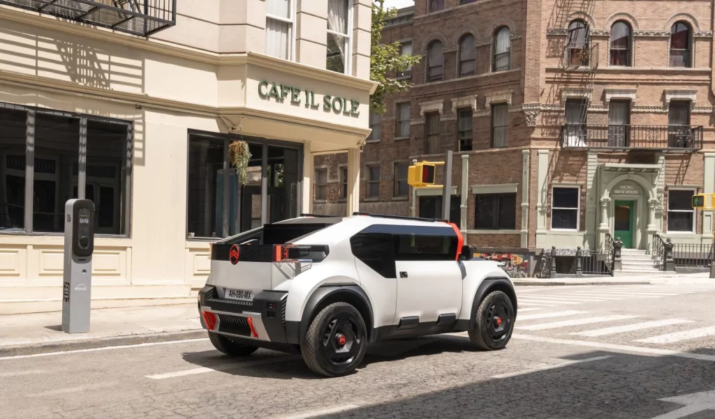 La huella que el Citroën Öli dejó en el nuevo Citroën C3 1 Motor16 2023 Citroën Oli. Imagen trasera.