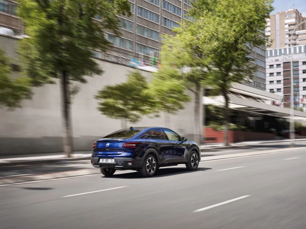 La gama de vehículos eléctricos de Citroën habla castellano mejor que tu 1 Motor16 2025 Citroën e-C4X. Imagen.