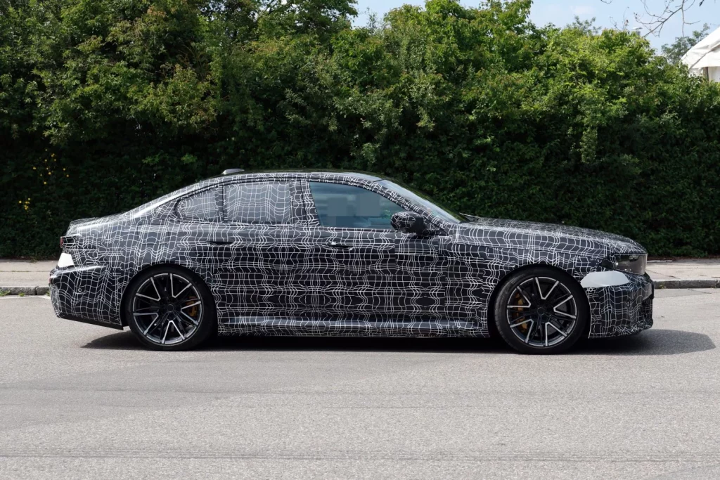 El BMW M5 se prepara para recibir su primer restyling 1 Motor16 BMW M5 2026