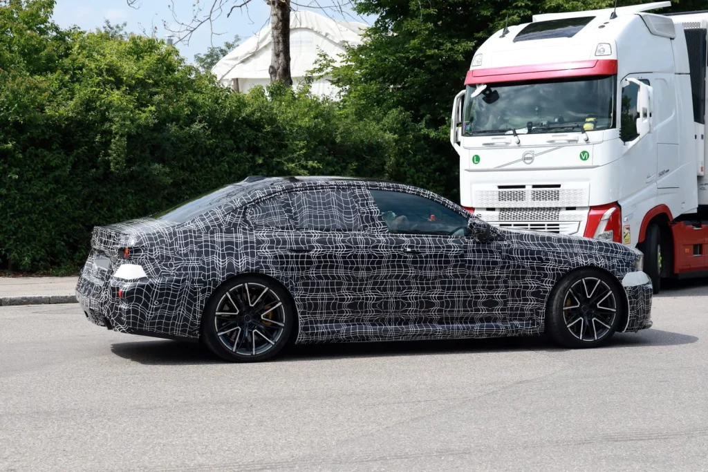 El BMW M5 se prepara para recibir su primer restyling 11 Motor16 BMW M5 9 Motor16