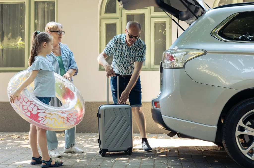 10 errores que cometes al llevar sombrillas, hamacas o tablas de surf en tu coche y por los que te pueden multar con 200 euros 1 Motor16 viaje playa verano cargar el coche