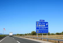 El sutil detalle de las señales de tráfico que te indican si tienes que desviarte para ir a la gasolinera