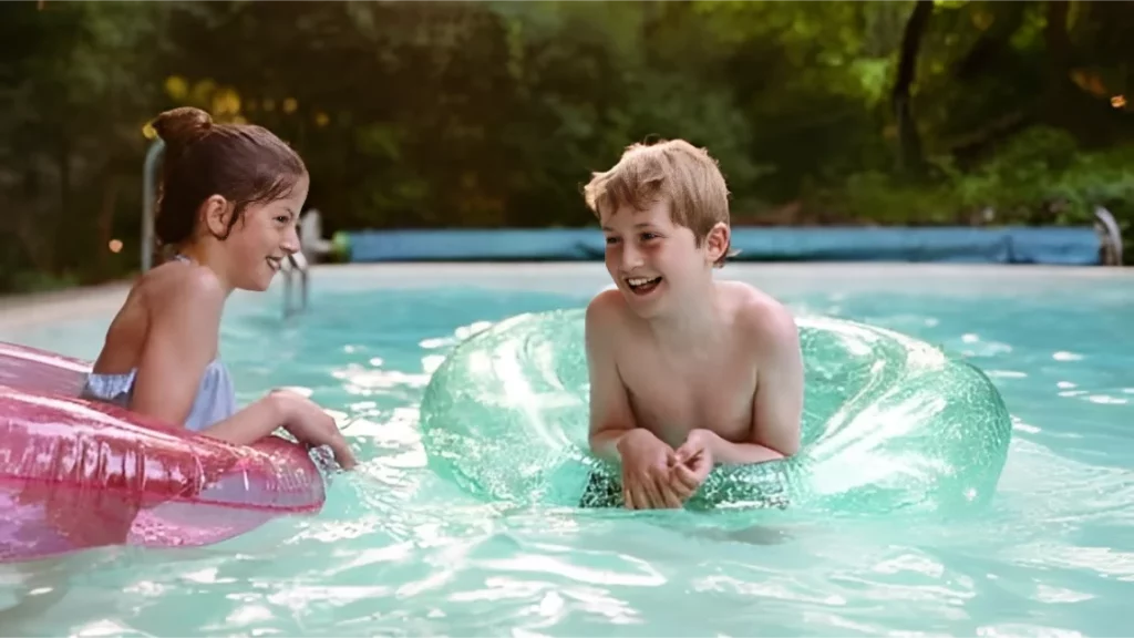 Envato — Ninos piscina verano vacaciones flotador Motor16