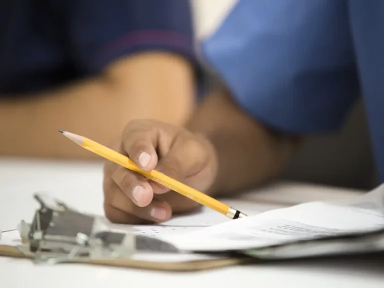 La Guardia Civil avisa a todos los que se están sacando el carnet de conducir: Hacer esto en el examen teórico te puede llevar a la cárcel