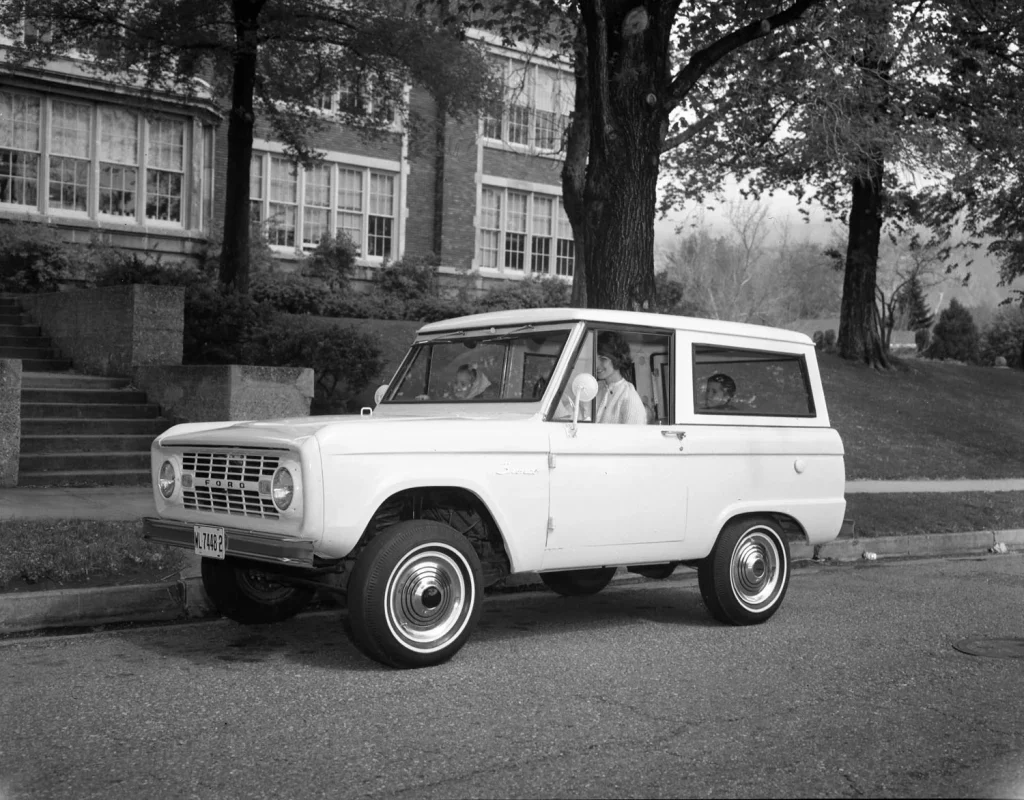 FORD BRONCO ROADSTER 1966 2 Motor16