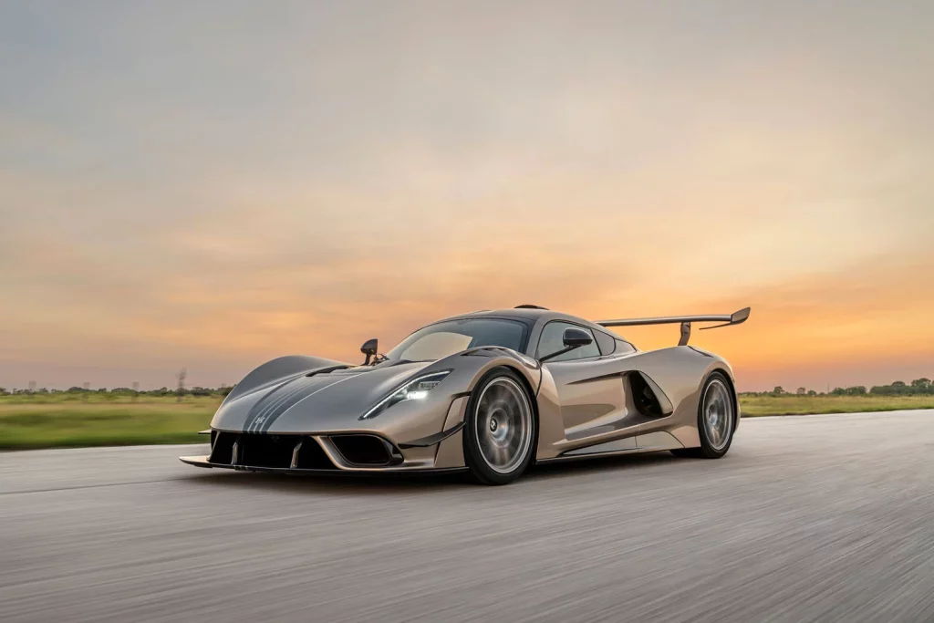 Hennessey Venom F5 Revolution LF: no te creerás la potencia que tiene... 11 Motor16 Hennessey VenomF5 LF Manual.01 8 Motor16