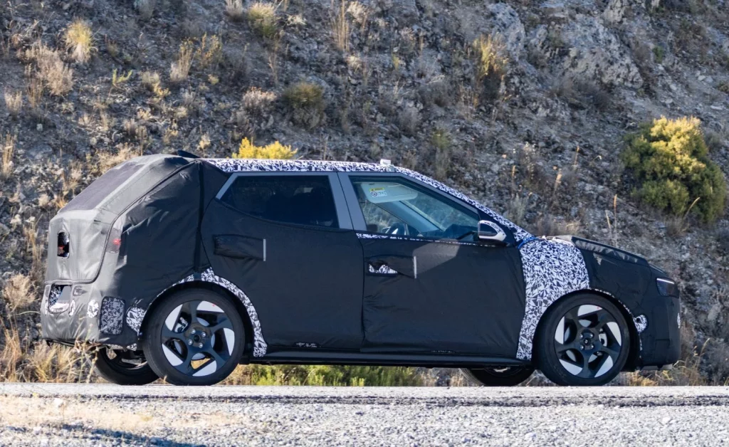 Fotos espía del Hyundai i20, el gran 'tapado' del segmento B 11 Motor16 Hyundai i20 2026 9 Motor16