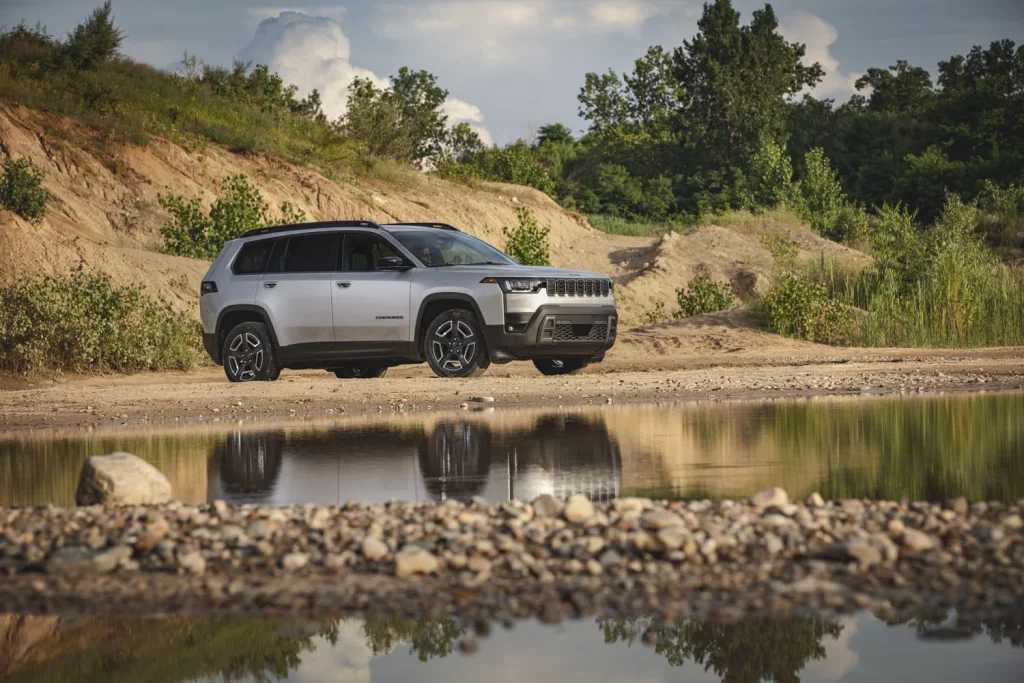 Vuelve el Jeep Cherokee, ahora pionero en tecnología híbrida 1 Motor16 JEEP CHEROKEE 2025 20 Motor16
