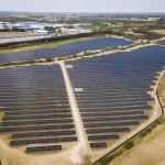 Imagina 36 campos de fútbol con paneles solares: JLR abre el mayor parque fotovoltaico automotriz del Reino Unido