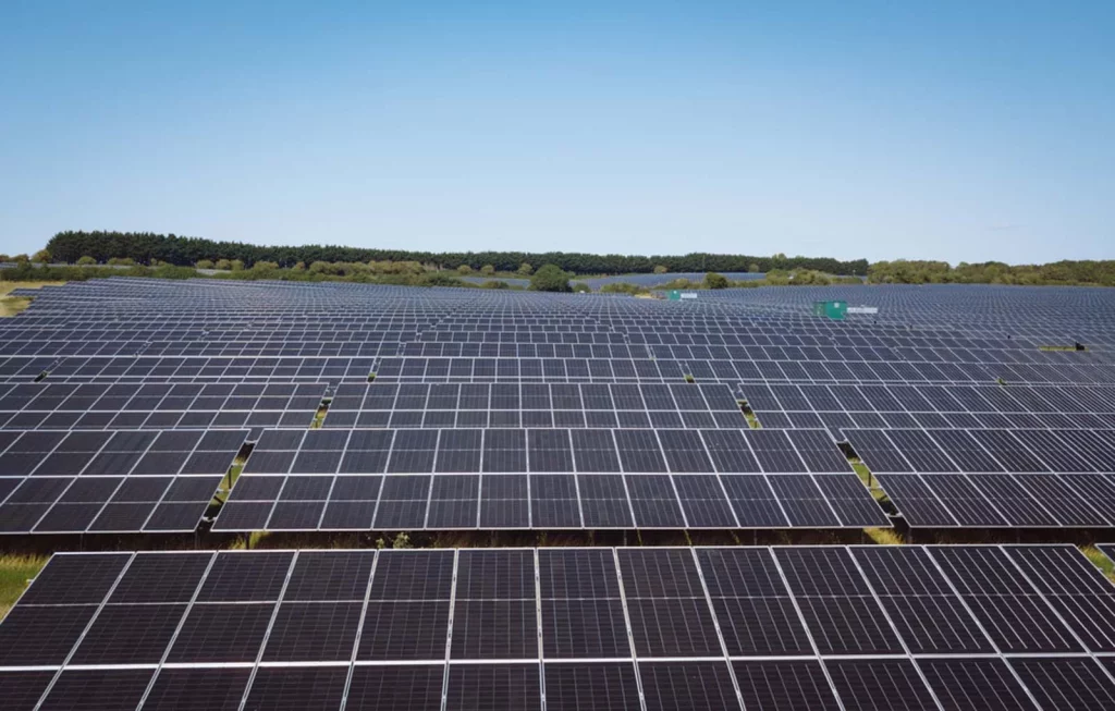 Imagina 36 campos de fútbol con paneles solares: JLR abre el mayor parque fotovoltaico automotriz del Reino Unido 2 Motor16 JLR JAGUAR LAND ROVER PLACAS SOLARES2 Motor16