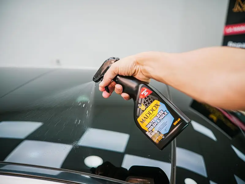 ¿Puedo limpiar el coche por fuera sin usar agua? Sí, y con Amazon te cuesta menos de 13 euros 2 Motor16 Limpiador sin agua Amazon