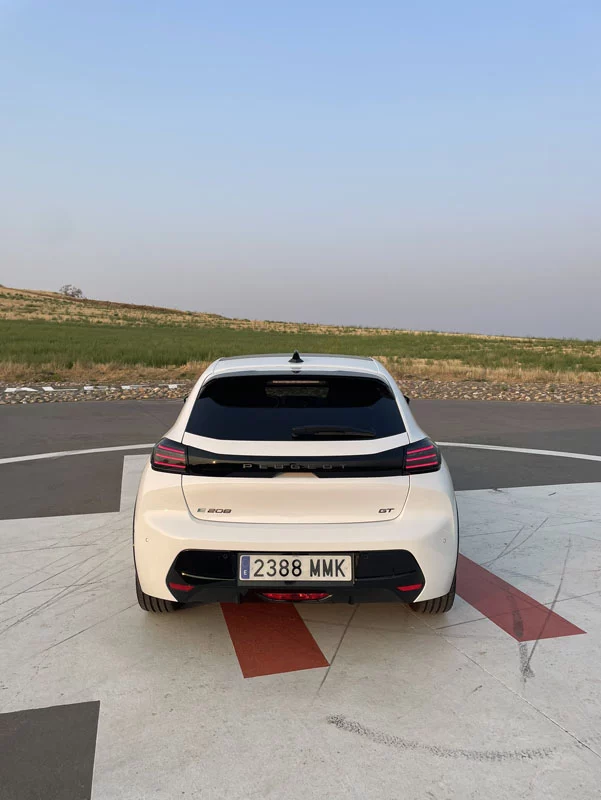 PRUEBA PEUGEOT E 208 13 Motor16