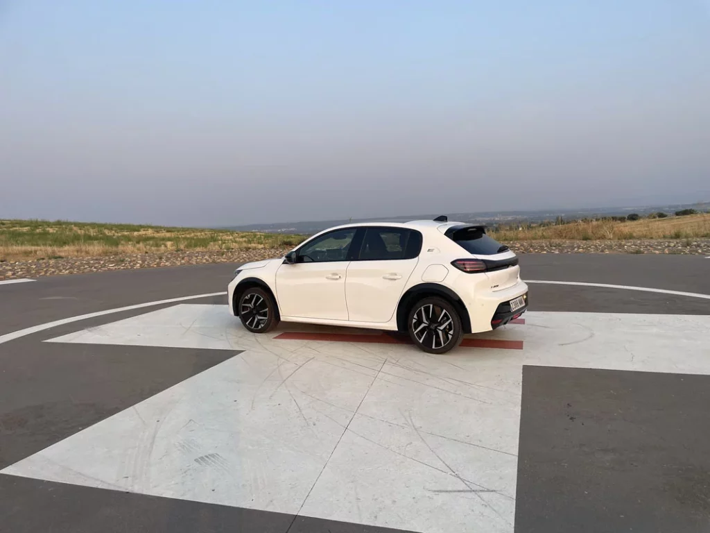 PRUEBA PEUGEOT E 208 9 Motor16