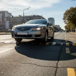 ¿Sabes cómo pasar por un badén sin romper tu coche? Un experto te lo explica