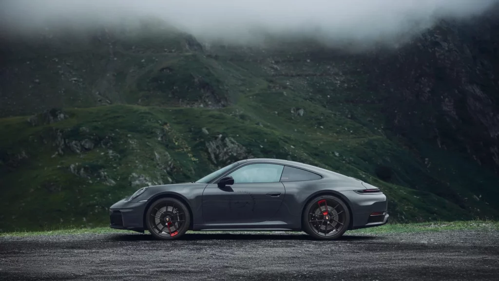 Porsche 911 Carrera 4 GTS Tribute to Transfagarasan 3 Motor16
