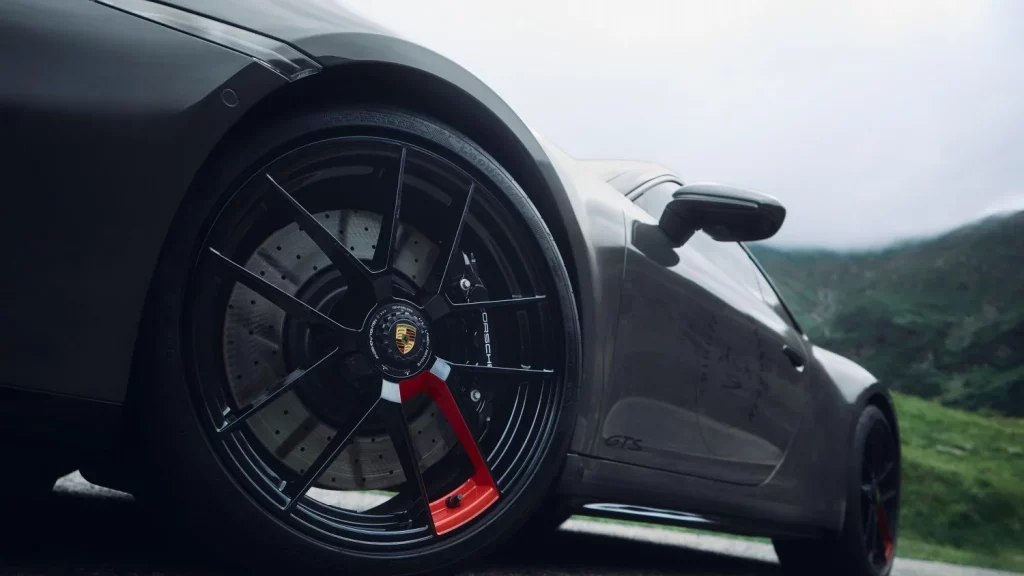 Porsche 911 Carrera 4 GTS Tribute to Transfagarasan 8 Motor16