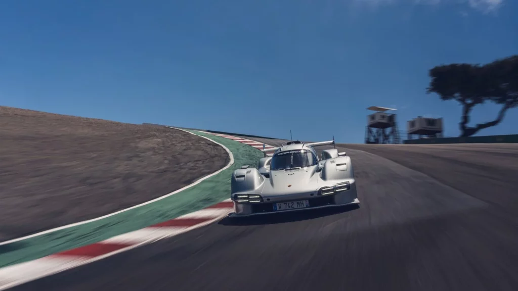 Roger Penske conduce por primera vez el Porsche 963 RSP, que lleva su nombre 3 Motor16 Porsche 963 RSP Roger Penske 1 Motor16