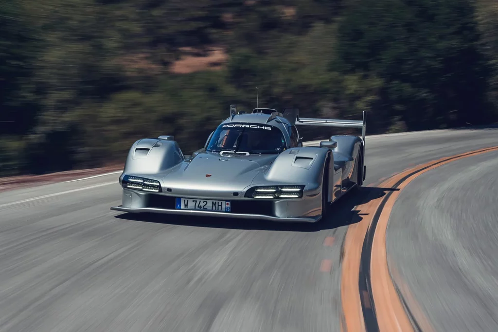 Roger Penske conduce por primera vez el Porsche 963 RSP, que lleva su nombre 15 Motor16 Porsche 963 RSP Roger Penske 15 Motor16