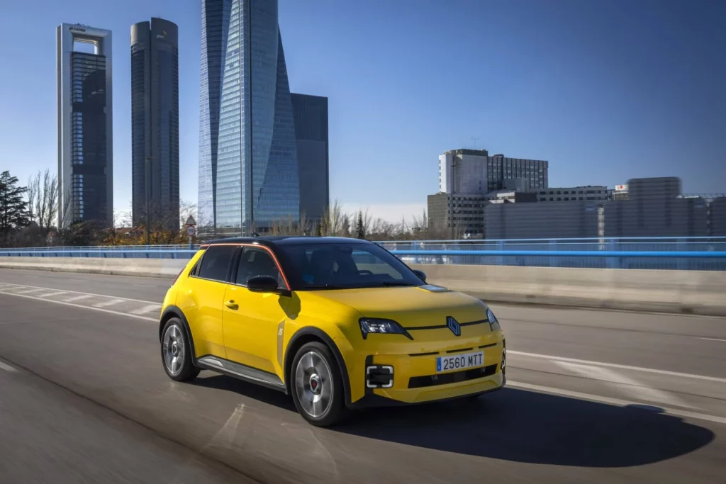 2.300 pueblos de España se moverán en coche eléctrico gracias a Renault 2 Motor16 Renault 5 E Tech electrico Madrid Motor16