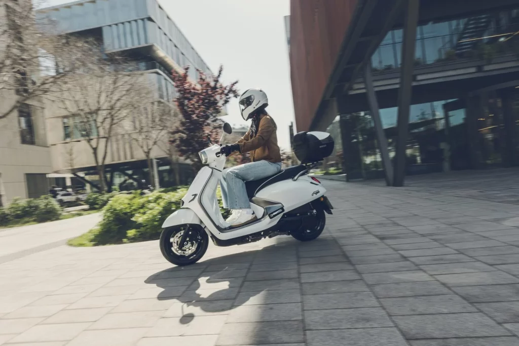 SYM Fugue 125: Un scooter atractivo por menos de 3.000 euros 35 Motor16 SYM FUGUE 125 DINAMICO 8 Motor16