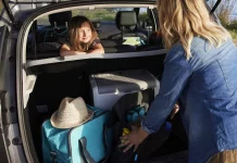 10 errores que cometes al llevar sombrillas, hamacas o tablas de surf en tu coche y por los que te pueden multar con 200 euros