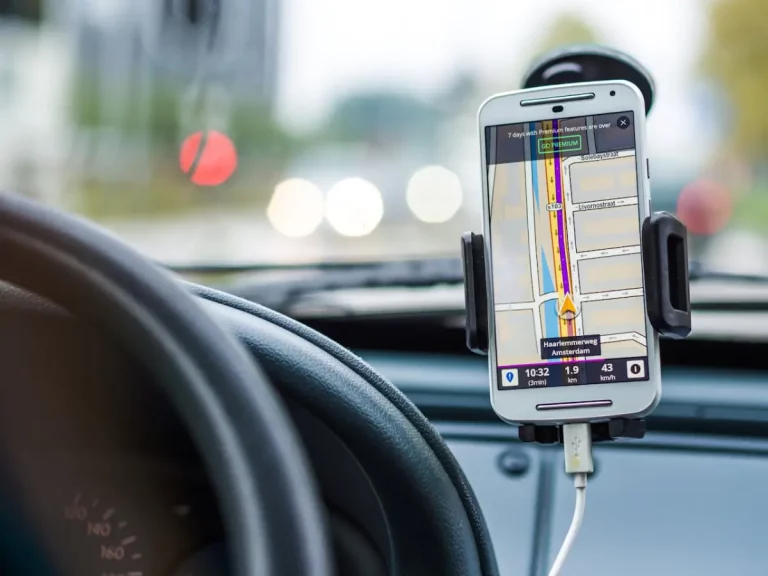 Por menos de 10 euros, Amazon tiene el cargador rápido para coche que estabas buscando