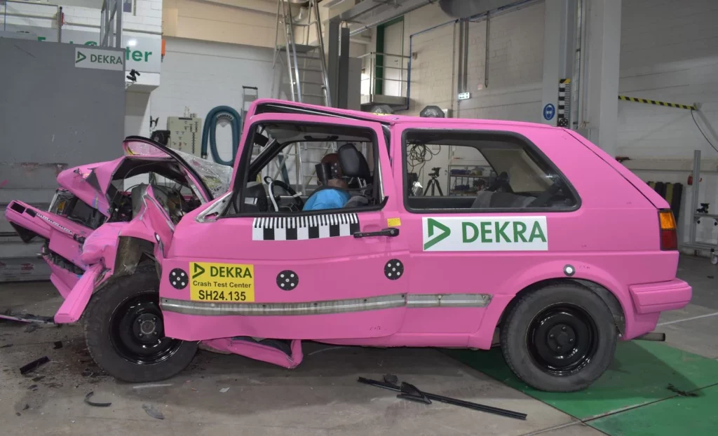 DEKRA demuestra cómo ha evolucionado la seguridad 2 Motor16 dekra crash test golf ii 1 Motor16