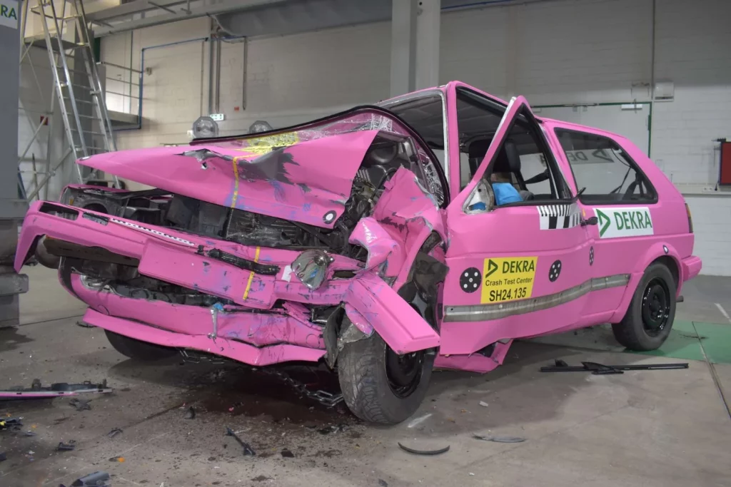 DEKRA demuestra cómo ha evolucionado la seguridad 1 Motor16 dekra-crash-test-golf-ii-2