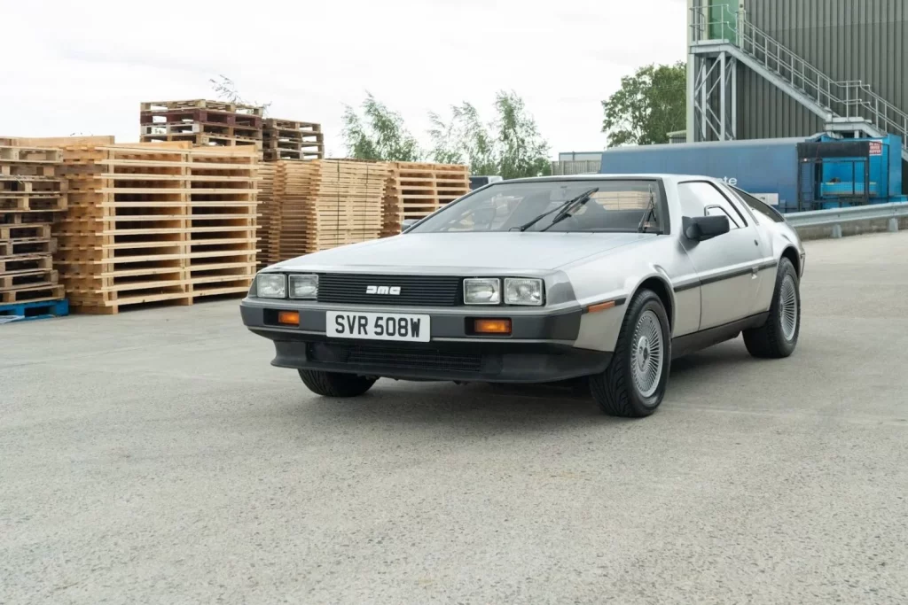 Este DeLorean DMC-12 es perfecto para celebrar el 40.º aniversario de Regreso al Futuro 7 Motor16 Este DeLorean DMC-12 es perfecto para celebrar el 40.º aniversario de Regreso al Futuro