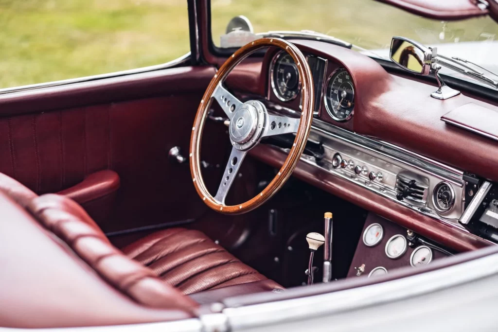 Este Mercedes 300 SL Roadster de 1963 busca nuevo dueño