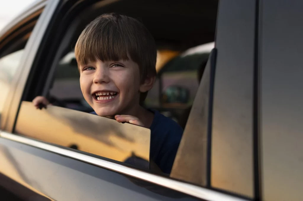 Las 10 distracciones al volante que debes evitar en tu viaje de vacaciones… y no solo por las multas 2 Motor16 niños coche
