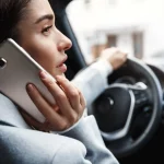 Las 10 distracciones al volante que debes evitar en tu viaje de vacaciones… y no solo por las multas
