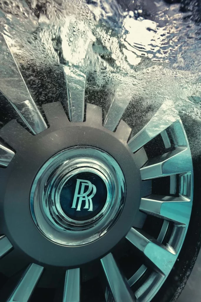 Rolls-Royce celebra 100 años del Phantom sumergiéndolo en el agua: el homenaje más inesperado de la marca británica 5 Motor16 rolls royce phantom centenario piscina1 Motor16