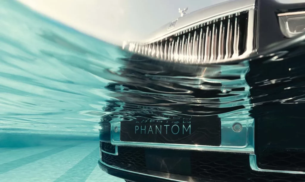 Rolls-Royce celebra 100 años del Phantom sumergiéndolo en el agua: el homenaje más inesperado de la marca británica 12 Motor16 rolls royce phantom centenario piscina11 Motor16