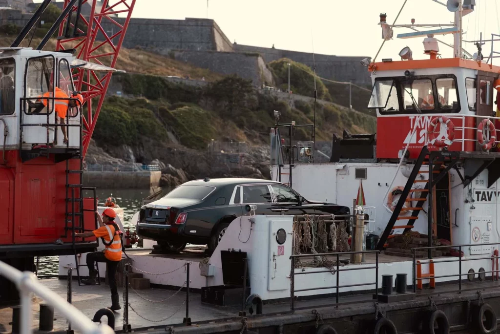 Rolls-Royce celebra 100 años del Phantom sumergiéndolo en el agua: el homenaje más inesperado de la marca británica 13 Motor16 rolls royce phantom centenario piscina12 Motor16
