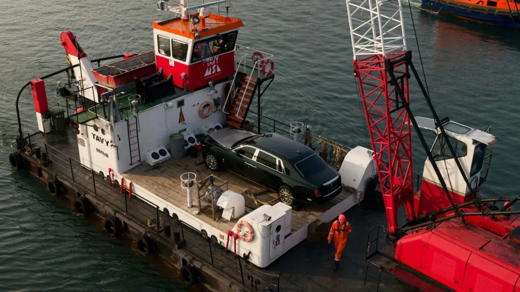 Rolls-Royce celebra 100 años del Phantom sumergiéndolo en el agua: el homenaje más inesperado de la marca británica 14 Motor16 rolls royce phantom centenario piscina13 Motor16
