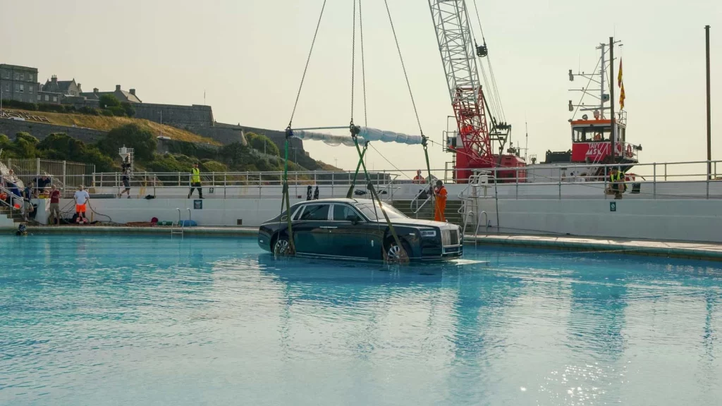 Rolls-Royce celebra 100 años del Phantom sumergiéndolo en el agua: el homenaje más inesperado de la marca británica 16 Motor16 rolls royce phantom centenario piscina15 Motor16