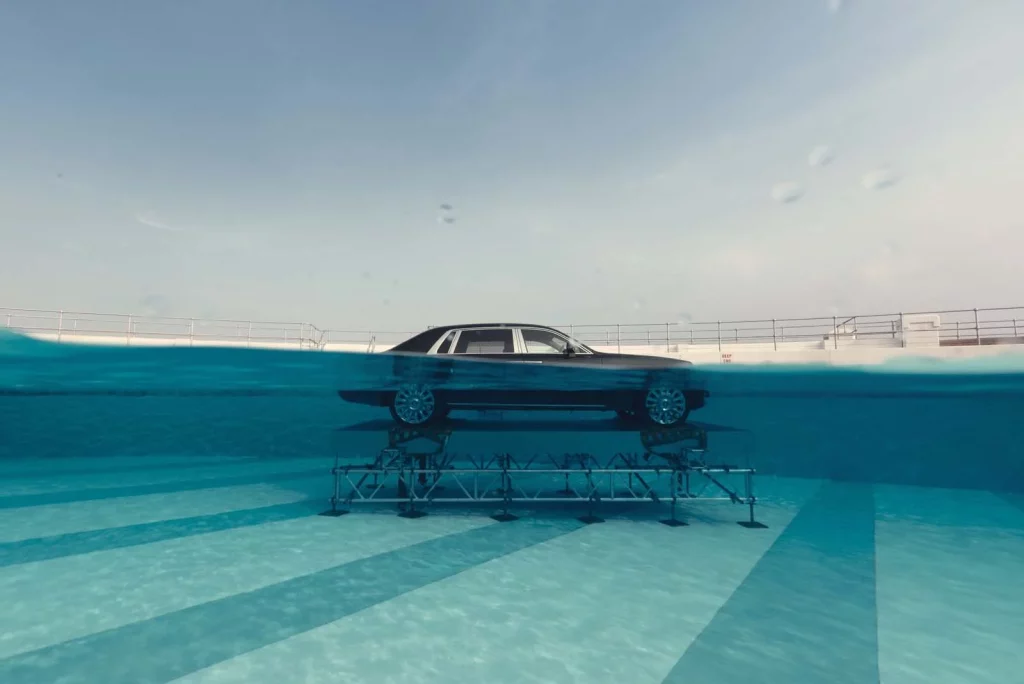 Rolls-Royce celebra 100 años del Phantom sumergiéndolo en el agua: el homenaje más inesperado de la marca británica 8 Motor16 rolls royce phantom centenario piscina16 Motor16