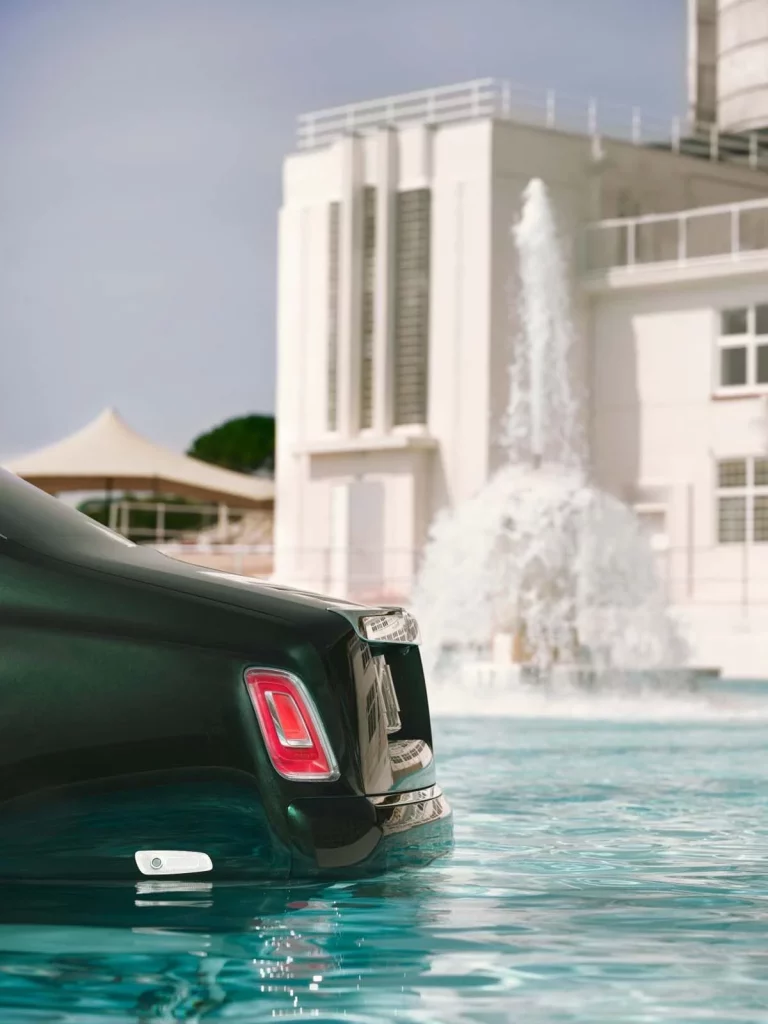 Rolls-Royce celebra 100 años del Phantom sumergiéndolo en el agua: el homenaje más inesperado de la marca británica 6 Motor16 rolls royce phantom centenario piscina2 Motor16