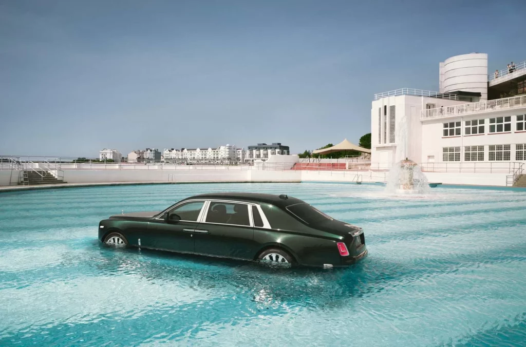 Rolls-Royce celebra 100 años del Phantom sumergiéndolo en el agua: el homenaje más inesperado de la marca británica 9 Motor16 rolls royce phantom centenario piscina6 Motor16